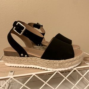 Girls size 2.5 black sandals. New. Never worn. Soda brand.